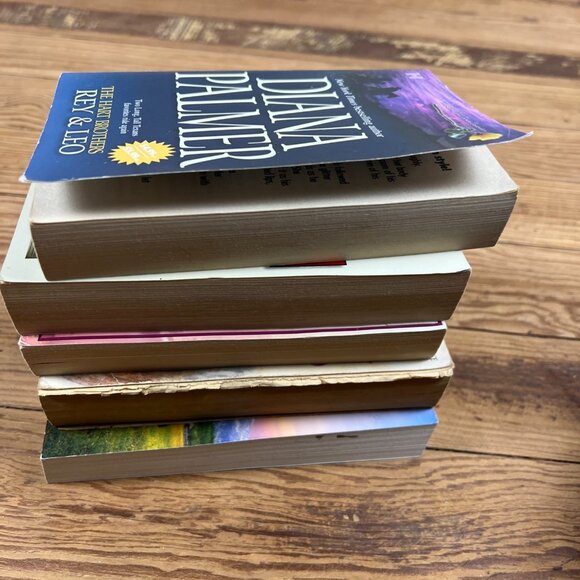 Lot 5 New York Times Bestsellers Paperback Novels - Picture 13 of 13